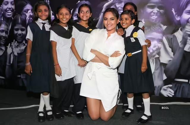 सोनाक्षी सिन्हा की मांग- ऑस्ट्रेलिया की तरह भारत में भी बच्चों के लिए सोशल मीडिया करो बैन