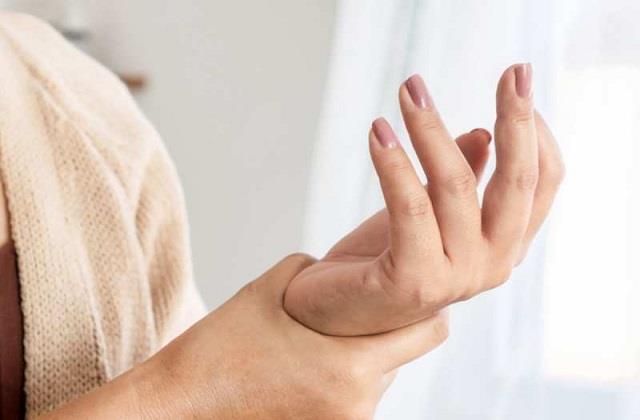 हाथों में हो रही है झनझनाहट तो हो सकती है इस विटामिन की कमी!