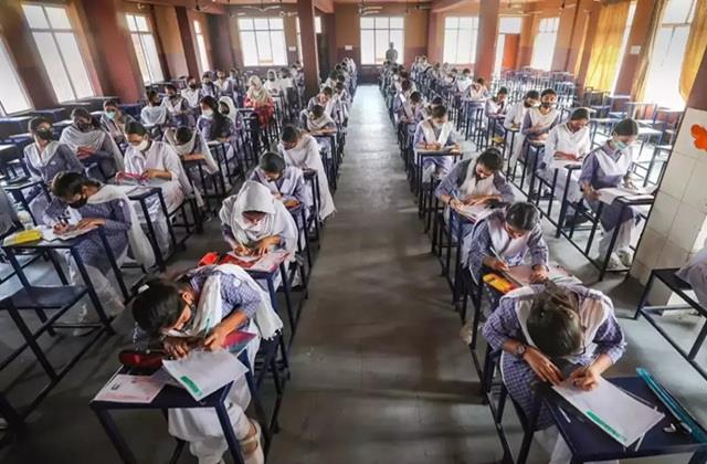 इस बार अप्रैल तक चलेंगे 10वीं और 12वीं के Board Exam, CBSE ने बदली कुछ सब्जेक्ट्स की डेट