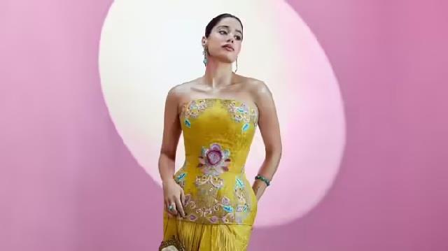 ना साड़ी, ना लहंगा-जाह्नवी का बोल्ड ऑफ-शोल्डर लुक वायरल, दिखीं कहर ढाती अदाएं