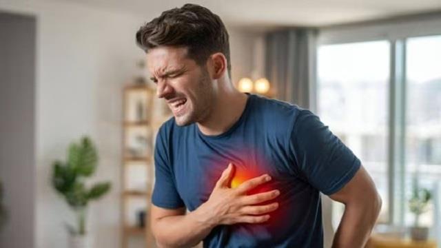 घर पर हार्ट अटैक आने पर क्या करें? कार्डियोलॉजिस्ट से जानिए  जरूरी तरीके