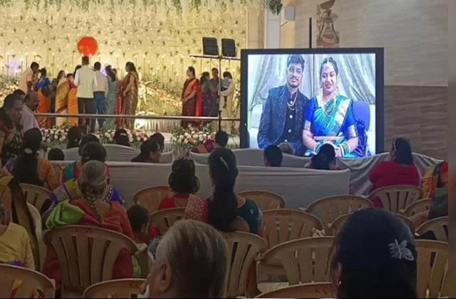 Flight हुई कैंसिल तो नवविवाहित जोड़े ने ऐसे मनाया Wedding Reception...