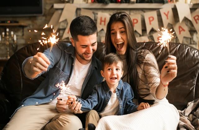 डांट की जगह प्यार, मोबाइल की जगह पढ़ाई... बच्चों के लिए पेरेंट्स लें ये New Year Resolution