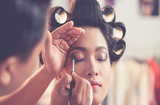 न्यू ईयर पार्टी में दिखना चाहती हैं सबसे अलग, तो अपनाएं सिंपल और स्मार्ट मेकअप टिप्स