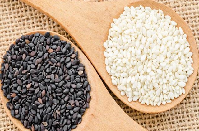 ठंड के मौसम में काले या सफेद तिल, जानें किसके ज्यादा फायदे