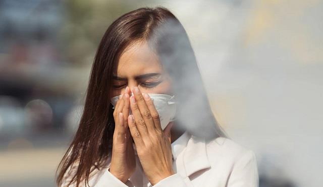 प्रदूषण ने छीन ली है चेहरे की चमक तो इन बातों का रखें ख्याल