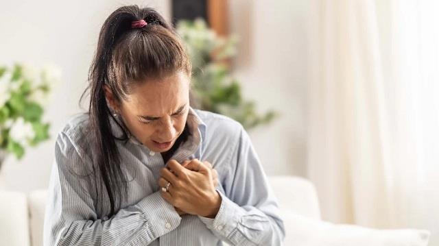 Heart Attack  से 7 दिन पहले दिखने लगते हैं ये संकेत, नजरअंदाज करने की गलती न करें