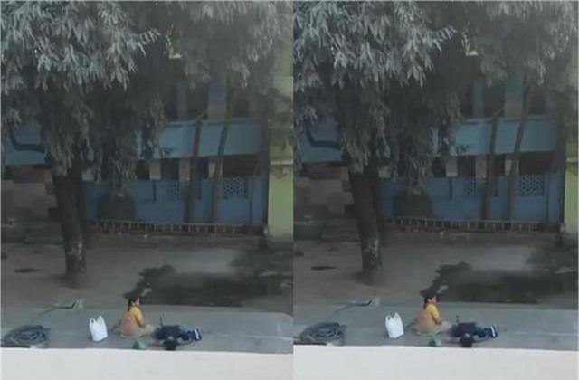 ज़मीन पर पटका और गला दबाने की कोशिश की…स्कूल स्टाफ महिला की मासूम के साथ हैवानियात का Video Viral