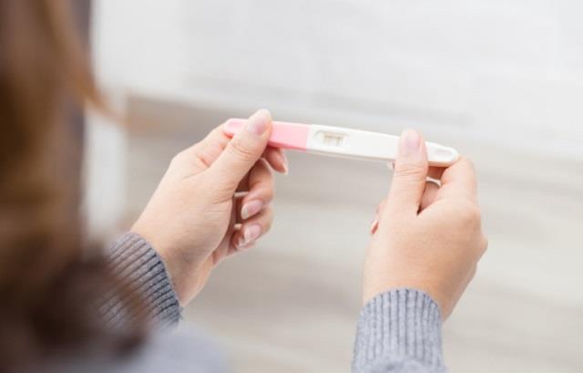 प्रेग्नेंसी टेस्ट पॉजिटिव, लेकिन  बेबी की हार्टबीट नहीं आई? डॉक्टर से जानिए क्यों