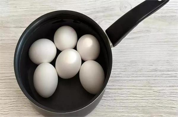 क्या अंडा खाने से भी हो जाता है कैंसर?  FSSAI ने बताया पूरा सच
