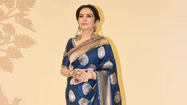 नीता अंबानी ने 100 साल पुराने इयररिंग्स और मां के हाथफूल के साथ दिखाया शाही अंदाज