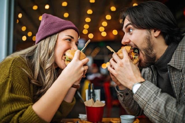 Junk Food के साथ बढ़ता है प्यार, Research ने बताया Couples के रिश्ते में नजदीकी का राज़!