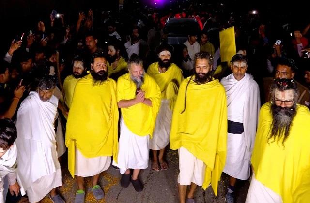 प्रेमानंद जी की पदयात्रा पर लगी रोक, अब रात में नहीं होंगे महाराज जी के दर्शन