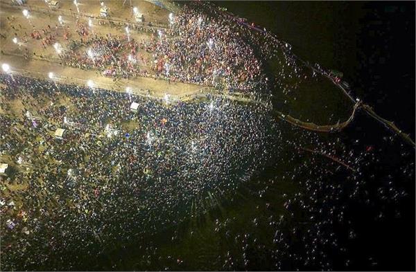 अमीर-गरीब सबने लगाई संगम में डुबकी...एकता के महाकुंभ का नजारा देख आश्चर्यचकित हुई दुनिया