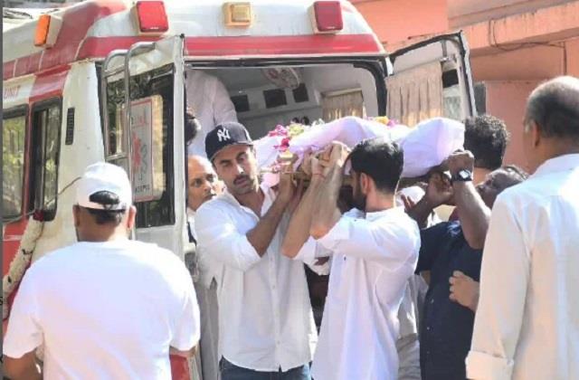 होली बीच में छोड़ अयान मुखर्जी का सहारा बने रणबीर, दोस्त के पिता की अर्थी को  दिया कंधा