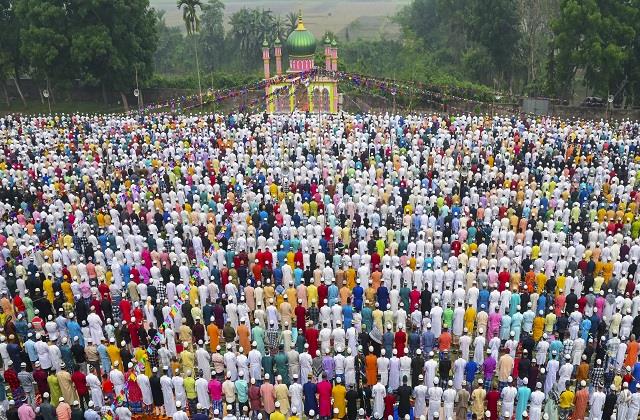 सजदे में झुके सिर, फिर उठे दुआ मांगते.... चांद के दीदार के बाद आज देशभर में  मनाई जा रही है Eid al-Fitr