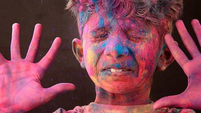 Parents Care: बच्चे की आंख में चला जाए Holi का रंग तो तुरंत करें ये काम
