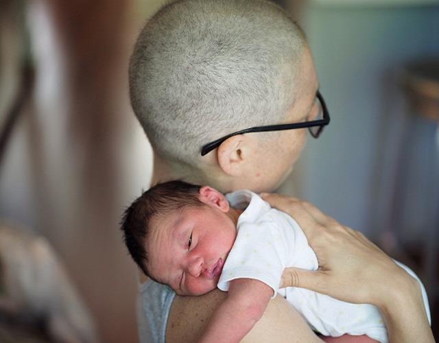 कैंसर ट्रीटमेंट के बीच मां बन पाना नहीं है असंभव, बस जान लीजिए बच्चे पर क्या पड़ेगा इसका असर