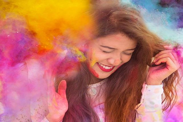 होली खेलने से पहले इस तरह करें अपनी skin को तैयार, जलन और खुजली से बचें