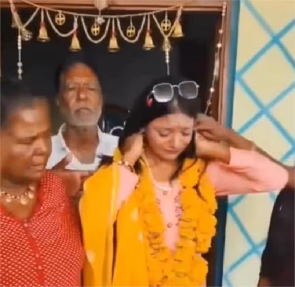 वायरल गर्ल मोनालिसा का रोते हुए वीडियो हुआ वायरल, परिवार ने संभाला, फैंस हो रहे परेशान