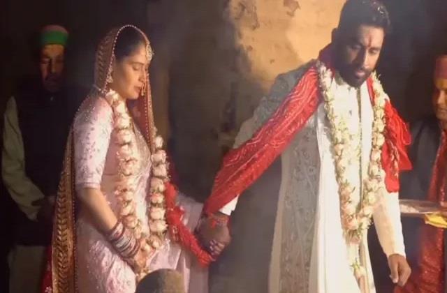 गोविंदा की भांजी ने त्रियुगीनारायण मंदिर में की दूसरी बार शादी, यहीं शिव-पार्वती ने लिए थे सात फेरे