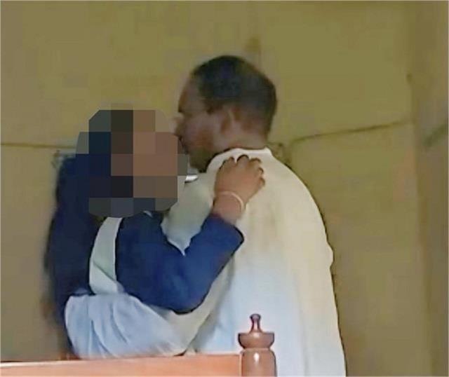 टीचर ने स्कूल में किया छात्रा के साथ ऐसा काम, वीडियो वायरल होने पर मचा हड़कंप