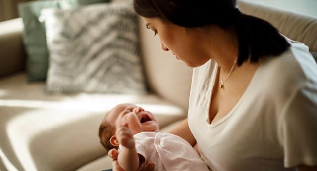 फीड लेते वक्त हांफने लगता है बेबी ? गंभीर बीमारी का हो सकता है संकेत