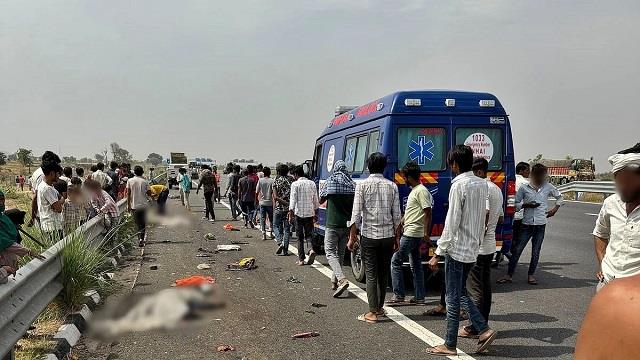 तेज रफ्तार पिकअप ने मजदूरों को रौंदा, 6 की मौत 5 गंभीर रूप से घायल