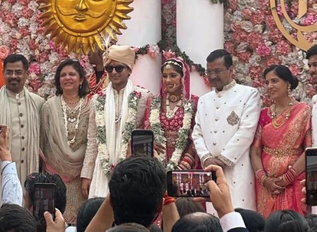 अरविंद केजरीवाल की बेटी हर्षिता ने पहना सुर्ख लाल लहंगा, कॉलेज लव से की शाही शादी