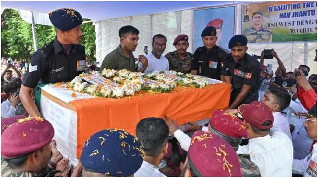 'किसी में दम है तो बोले...सैनिक का ना कोई धर्म- ना जाति' शहीद जवान के भाई का भाषण सुन गूंजे 'जय हिंद' के नारे