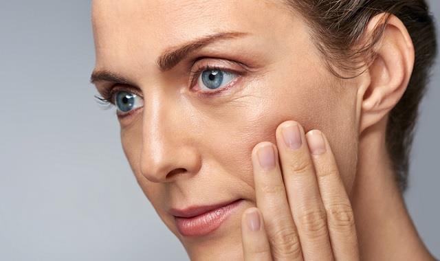 महिलाओं को समय से पहले बूढ़ा बना रहे हैं ये 4 कारण, जानिए बचाव के टिप्स