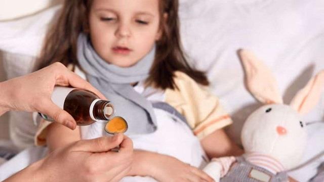 सरकार ने लगाया Ban, बिना सोचे-समझे बच्चे को दे रहें Cough Syrup तो हो जाएं सावधान