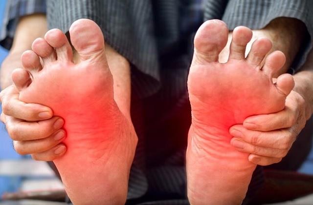 पैरों के तलवों में जलन क्यों होती है? जानिए इसके कारण और इलाज
