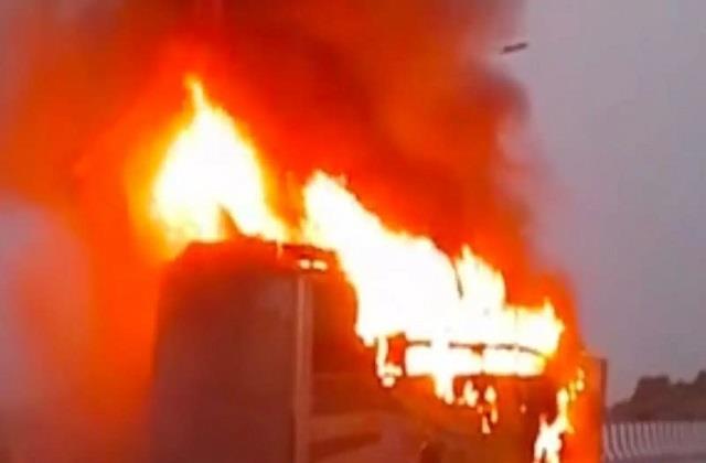 लखनऊ में भीषण अग्निकांड, 1 KM तक दौड़ती रही जलती बस, अंदर जलते रहे लोग