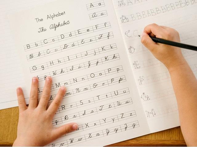 शोध का दावा –कंप्यूटर टाइपिंग करने से नहीं, हाथ से लिखकर बच्चों का माइंड होता है शार्प