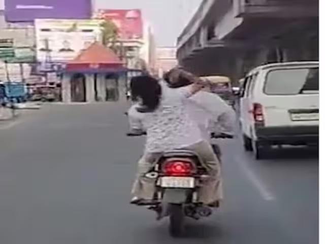भगवान ऐसी पत्नी किसी को ना दे... चलती बाइक में पति को चप्पल से पीटने का वीडियो हुआ वायरल
