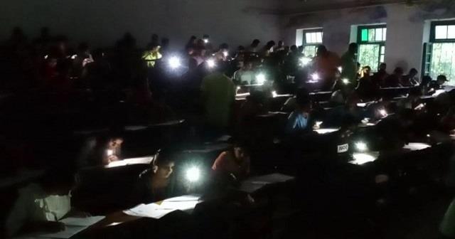 कॉलेज में बत्ती गुल, मोबाइल टॉर्च जलाकर छात्रों ने दिया एग्जाम, वायरल हुआ वीडियो