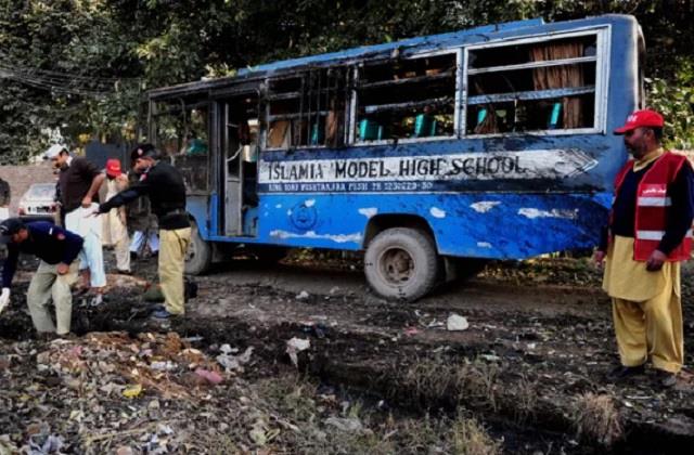 पाकिस्तान में स्कूल बस को बनाया गया निशाना, आत्मघाती हमले में 4 बच्चों की मौत और 38 बुरी तरह घायल
