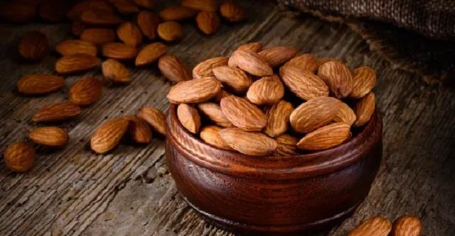गर्मियों में बादाम खाना सही या गलत? जानें क्या कहते हैं एक्सपर्ट्स