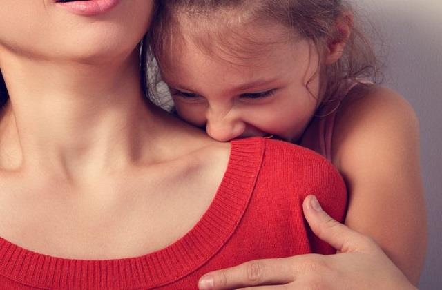 बच्ची दर्द से तड़पती रही वो खड़ी देखती रही...  मां ने आशिक से करवाया ढाई साल की बेटी का रेप