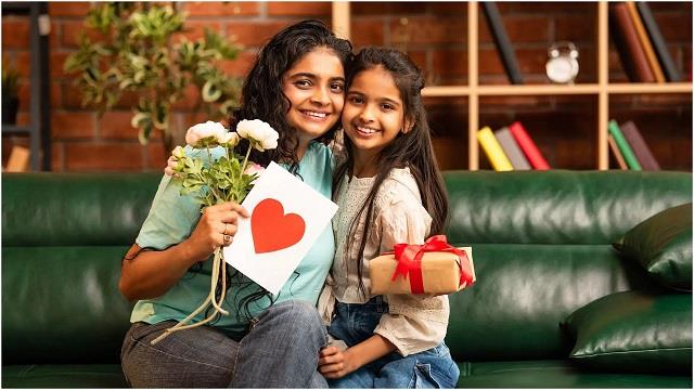 Mother's Day 2025: मां को खुश करने के लिए ये खास गिफ्ट्स, जो बनाएं उनका दिन यादगार