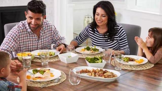 रात को सोने से 3-4 घंटे पहले क्यों कर लेना चाहिए डिनर? जानिए इसके 5 जबरदस्त फायदे!