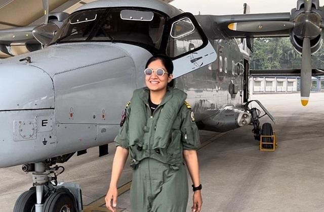 लेफ्टिनेंट कमांडर दिव्या शर्मा ने रचा इतिहास, बनी नौसेना की पहली महिला उड़ान प्रशिक्षक