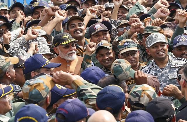 Operation Sindoor के बाद सेना के जांबाजों को खुद सलाम करने पहुंचे PM मोदी,  जवानों के साथ खूब लगाए ठहाके