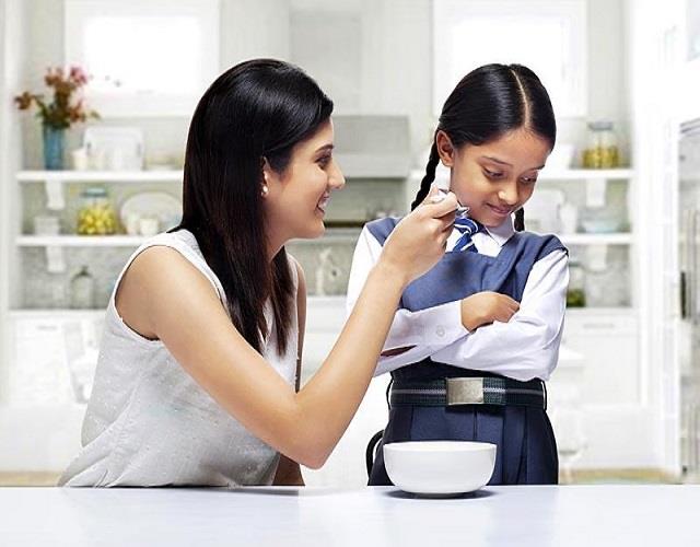 बच्‍चे को ठूंस-ठूंस कर खिलाते हो खाना तो रुक जाइए, ये आदत खराब कर देगी आपके लाडले के Lungs