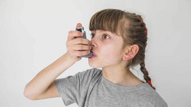 बच्चों में गर्मी के चलते बढ़ रही अस्थमा की दिक्कत, जानें लक्षण और बचाव के उपाय