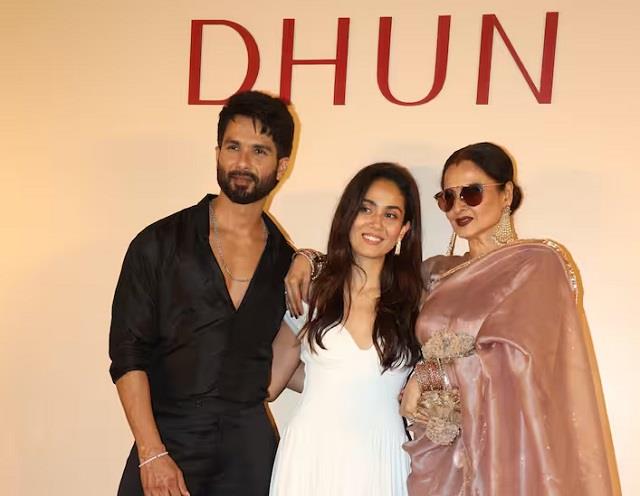 रेखा ने पर्पल साड़ी में लूटी महफिल, मीरा राजपूत के इवेंट में दिखा एवरग्रीन अंदाज़