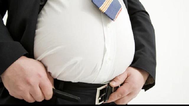 बाहर निकला पेट करना है अंदर? तो अपनाएं ये सुबह की 5 आदतें