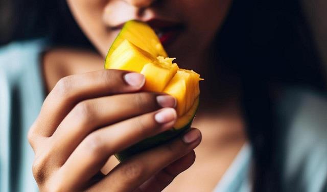 गर्मियों में आम खाना सभी के लिए नहीं फायदेमंद, इन लोगों को करना चाहिए परहेज