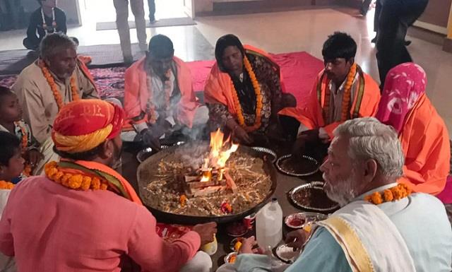 वृंदावन में मुस्लिम परिवार ने अपनाया हिंदू धर्म, कहा- 'दबाव में आकर इस्लाम धर्म'...